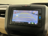 リバースギアに入れるだけで後方の表示へ切り替わります。夜間や雨の日の駐車も楽になりますよ。