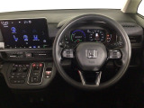 【ハンドル】運転にかかわる様々な操作を安全に行えるように視点移動が少なく操作性に配慮されたスイッチ類が凝縮されたコックピットです。