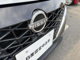 NISSANエンブレムに内蔵されたセンサーで2台前を走る車両を検知し注意を喚起してくれるインテリジェントFCW(前方衝突予測警報)が付いています!高速道路の走行時に前が見えないときなどに役立ちます!