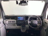 運転席は、大きな座面と包み込むような背もたれがドライバーの身体全体をしっかり支えます。上質なシート素材と座り心地のよいクッションを採用し、長時間の運転やコーナーの多い道も快適です