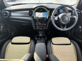運転席及び助手席におかけになっている瞬間をイメージしてみてください。重厚感のある室内空間は外からの音を遮断し、唯一のプライベート空間を演出しております。