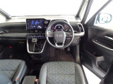 革巻きステアリングで快適な操作性の運転席です。