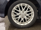 純正アルミホイールです。足元が引き立つので、車全体のイメージがアップしますよ