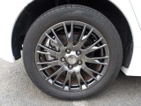 AUTECH専用デザインのアルミホイール。タイヤサイズは。215/50R17です。