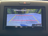 【バックカメラ】駐車時に後方がリアルタイム映像で確認できます。大型商業施設や立体駐車場での駐車時や、夜間のバック時に大活躍!運転スキルに関わらず、今や必須となった装備のひとつです!