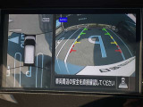 アラウンドビューモニターです。4つのカメラからの映像を合成・処理することで空から見下ろすような視点で周囲を確認でき、駐車時のクルマの位置確認がスムーズになります。
