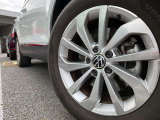 17インチ純正アルミホイールが装着されています。タイヤサイズは215/55R17です。