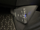 【ETC】有料道路を利用する際に料金所で停止することなく通過できる、ETC車載器(ノンストップ自動料金収受システム機器)が装備されています。セットアップを行うことで利用可能になります。