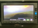 【バックカメラ】運転が苦手な方も車庫入れラクラクです!ギアをリバースに入れれば自動的に切り換わりますので、面倒な操作は不要です♪狭い駐車場もお車を傷つけず安心ですね!