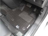 Honda認定中古車に新品の純正フロアマットを装着しました。気分よくドライブをお楽しみいただけます♪