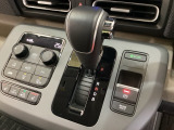 CVT車のセレクトレバーです。低速から高速まで、変速ショックのないスムーズな走りを実現するとともに、エンジン効率のよい領域を維持することで燃費にも貢献します。