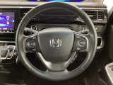 ハンドルにHondaセンシング系のクルーズコントロールやレーンキープアシストなどのスイッチと、オーディオの操作スイッチが装備されています。ハンドルから手を離さず安全に操作できます。