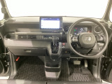 車内は光触媒抗菌消臭施工済です。インパネ周りはスタイリッシュなデザインで機能や装備も充実しています。グローブボックスやカップホルダーのほかにトレーなどたくさんの収納スペースが付いています。