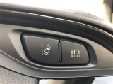 オートマチックハイビームとは、先行車や対向車のライトを認識し、ハイビームとロービームを自動で切り替える機能です。夜道の視界を確保します。詳細は販売店スタッフまでおたずねください。