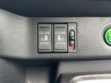 両側電動スライドドアです。リモコンや運転席スイッチ、ドアハンドルの操作で自動開閉。お子様を抱き抱えている時や荷物の多いときなどに便利です!!