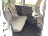 自社整備工場で点検整備をおこなってからお渡ししています。車検が残っている場合は『12ヶ月点検整備』を、車検整備付きの場合は『車検整備』をおこないます。整備費用は車両本体価格に含まれています。
