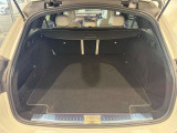 ゆったりとしたトランクルームでございます。たくさんのお荷物の車載が可能でございます。