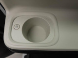 ホットドリンクをちょうどいい温度でキープしてくれる保温機能付きのホッとカップホルダー(前席)。ほっこり快適にドライブをサポート。