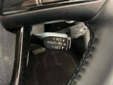 前方の車との車間を設定し、スピードを上げたり緩めたりを自動で行ってくれる追尾式の「レーダークルーズ」。上級装備の一つです!高級車にしかつかない嬉しい機能です。