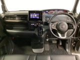 車内は光触媒抗菌消臭施工済です。スタイリッシュなデザインでスポーティなインパネ周りを演出します。グローブボックスやカップホルダーのほかにトレーなどたくさんの収納スペースが付いています。