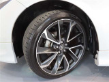 トヨタ純正アルミホイール。タイヤサイズは、225/40R18です。