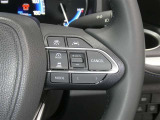 【レーダークルーズコントロール】(全車速追従機能付)付きです。車速に応じて追従支援してくれるので、ロングドライブも快適です。詳細は販売店スタッフまでおたずねください。