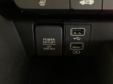 アクセサリーソケットはUSBのアダプターなどをつければ、スマホの充電にも使えます。横にはナビゲーション用の外部入力やスマートフォンなどの充電可能なUSB端子が1個づつついています。