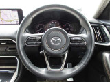 本革巻きステアリングを採用したスポーティーなコクピットとなっております☆