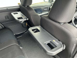 運転席・助手席シートバックに格納できる簡易テーブル付いております♪