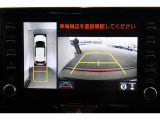前後左右のカメラの映像を合成し、車を上から見たような視点のパノラミックビューモニター。後方の死角だけでなく左右や前方の障害物の発見もしやすくなります。