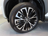 トヨタ純正アルミホイール。タイヤサイズは215/50R18です。
