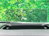 【カラーヘッドアップディスプレイ】現在の速度や走行情報をデジタル表示で運転席前方のガラスに投影!カラー付きで視認性も高く、運転中目線をずらさず必要な情報を確認できるのでとっても便利で安心!