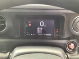 低速時にはメーター内にフロントタイヤの向きが表示されます。