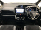 シンプルながら機能性あふれる運転席廻りです。視界性もよく、運転しやすいですよ。