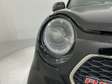 LEDヘッドライトは、点灯の瞬間から最大光量を発揮し、突然暗くなるトンネルなどでの安定感を高めます。