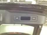 荷物を抱えていてもラクに開け閉め。Hondaスマートキーを持っていれば、開扉だけでなく、閉扉までをハンズフリーで行うことができます
