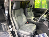 運転席まわりには十分なスペースがあり、大柄な方でもゆったり運転していただける環境です。