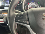 運転中、オーディオの操作をしてて、ハッとしたことはありませんか?ステアリングスイッチは、運転中でもハンドルでオーディオの操作が可能です。安全なドライブをサポートします。