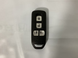 スマートキー付きですからドアロックの開閉およびエンジンスタートが楽々です。電動スライドドアの開け閉めもボタンで操作できます。