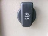 12V電源ソケットを設置しております。周辺機器の充電にご利用頂けます。