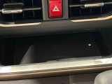 手の届くところにスマートフォンが置けるインパネセンタートレイ (メーカーオプションのワイヤレス充電機能付き)