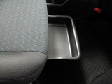 室内に小物を入れる収納スペースがあれば車内が片付きますね☆