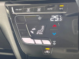 【オートエアコン】一度お好みの温度に設定すれば、車内の温度を検知し風量や温度を自動で調整。暑い&hellip;寒い&hellip;と何度もスイッチ操作をする必要はありません。快適な車内空間には必須の機能ですね♪
