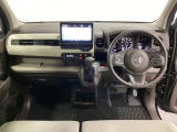 車内は光触媒抗菌消臭施工済です。インパネ周りはスタイリッシュなデザインで機能や装備も充実しています。グローブボックスやカップホルダーのほかにトレーなどたくさんの収納スペースが付いています。