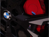 【Mブレーキ】レッドにペイントされたMロゴ入り対向ピストンブレーキキャリパーを備えた大型のブレーキディスコを装着したMスポーツブレーキ☆