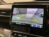 リバースギアに入れるだけで後方の表示へ切り替わります。夜間や雨の日の駐車も楽になりますよ。