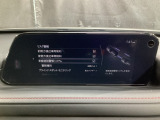 車線逸脱警報システムは、走行中にカメラで車線を検知して、自車が車線から逸脱する可能性があると判断した場合に、警報によりドライバーに通知します。