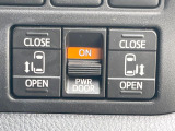 【両側パワースライドドア】スマートキーや運転席のスイッチで後席両側スライドドアの開閉が可能♪電動だから力を入れてドアを開ける必要が無く、小さなお子様でも簡単に開け閉めでき快適です♪