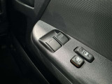 パワーウィンドウのスイッチですよ。 運転席に居ながら窓を開け閉めのコントロールできますよ。 ロック機能で、子供がイタズラして窓を開けるという事も無くなりますよ。