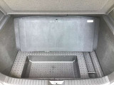 トランク下に収納スペースとパンク修理キットあります。